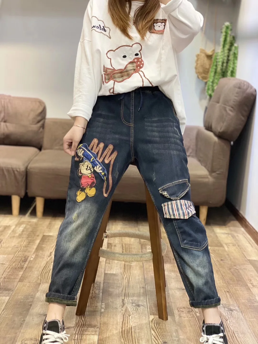 Зимние модели плюс бархатные джинсовые брюки женские с эластичной резинкой на талии большой размер Промытые с вышивкой Мультяшные накладные карманы шаровары