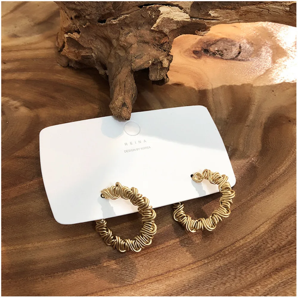 

Korean Design Metal Winding Twisted Earrings Fashion Women Ear Rings Prevent allergy Earrings Baroque Retro Ladies Jewelry