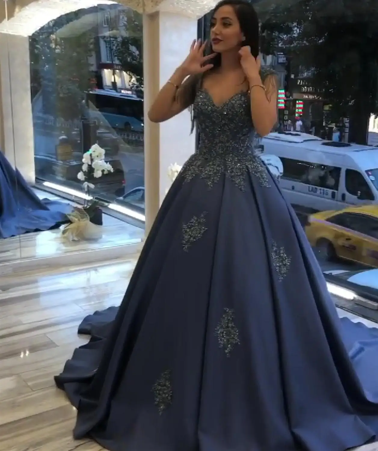 

2019 New Muslim Dress Arabic Dubai Gown Satin Couture Muslim Evening Dresses Caps Sleeve A-Line Lace Appliques Special Gowns
