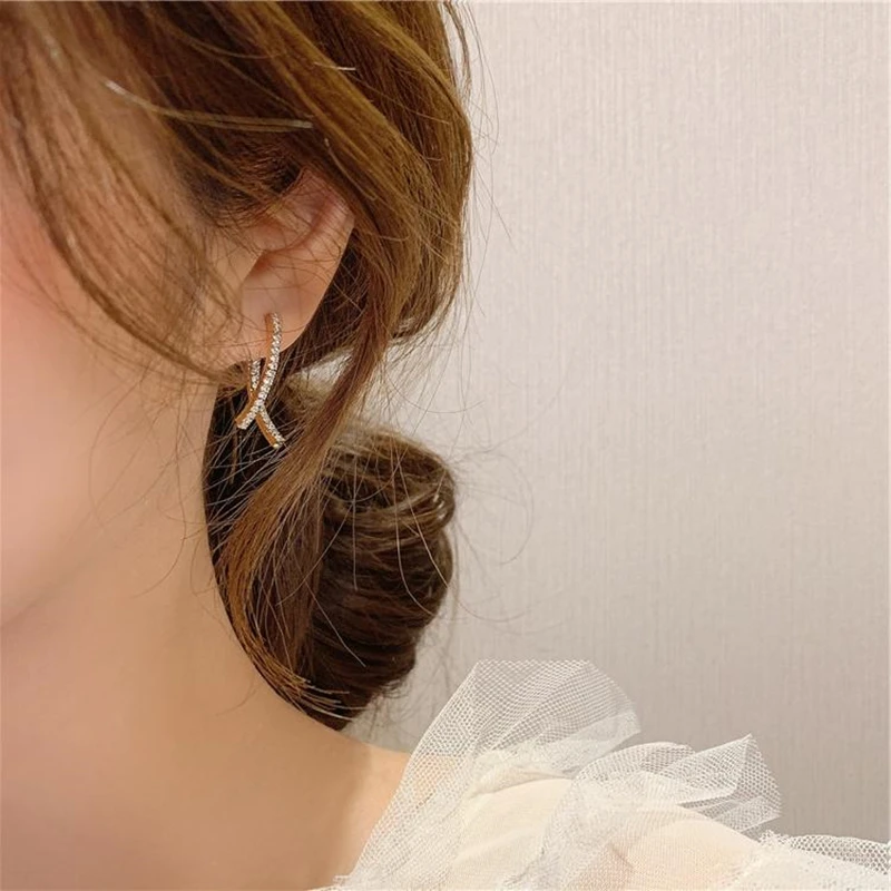 

HUANZHI 2019 New Korean S925 Silver Simple Gold Shiny Rhinestone Intersect Metal Stud Earrings for Women Girls Party Jewelry