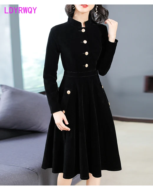 2021 new autumn and winter women's European and American Hepburn style black thin retro collar velvet dress 4