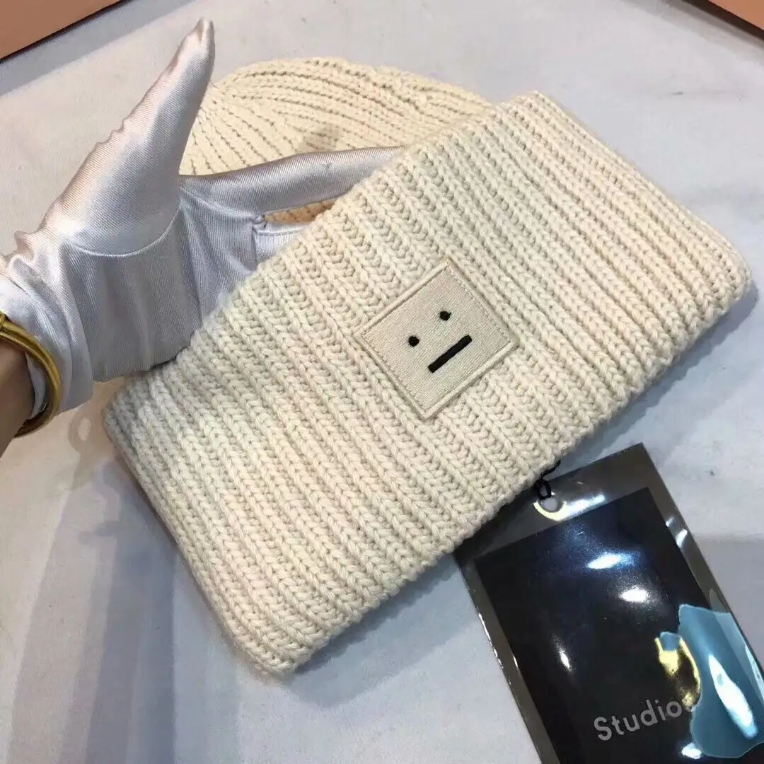 Шапка-бини с вышивкой улыбка от акне для пар | Аксессуары одежды