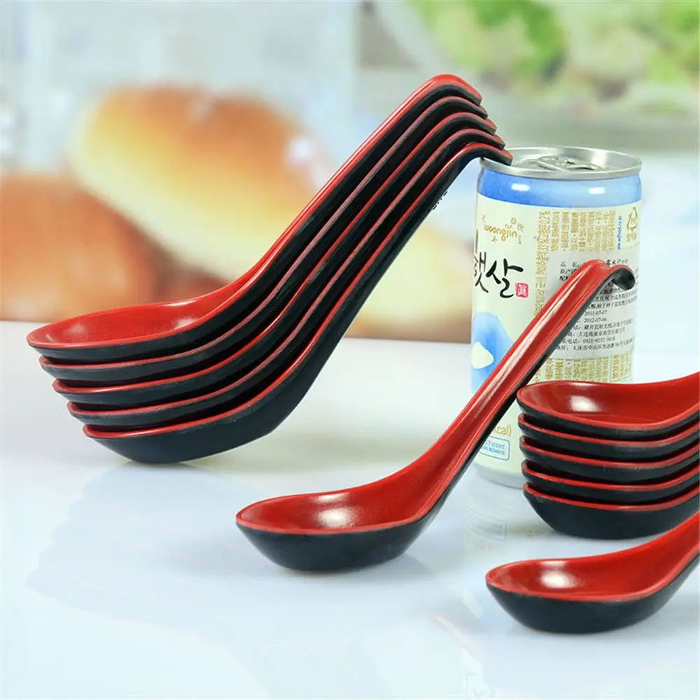 Cubiertos de Color rojo y negro para el hogar, recipiente de plástico japonés para sopa, cucharada de gachas, accesorios de cocina calientes, cuchara de sopa para el hogar y restaurante