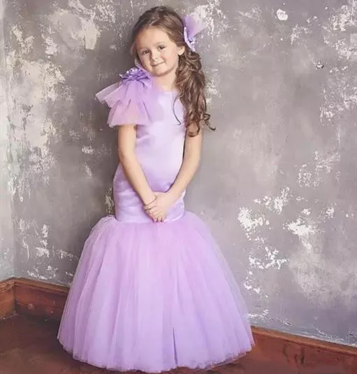Lilac Mermaid Bloem Meisje Jurk voor Wedding Satin Tulle Ruglooze Meisjes Pageant Dress Party Gown Custom Made Elke Grootte Lilac Mermaid Bloem Meisje Jurk voor Wedding Satin Tulle Ruglooze Meisjes Pageant Dress Party Gown Custom Made Elke Grootte