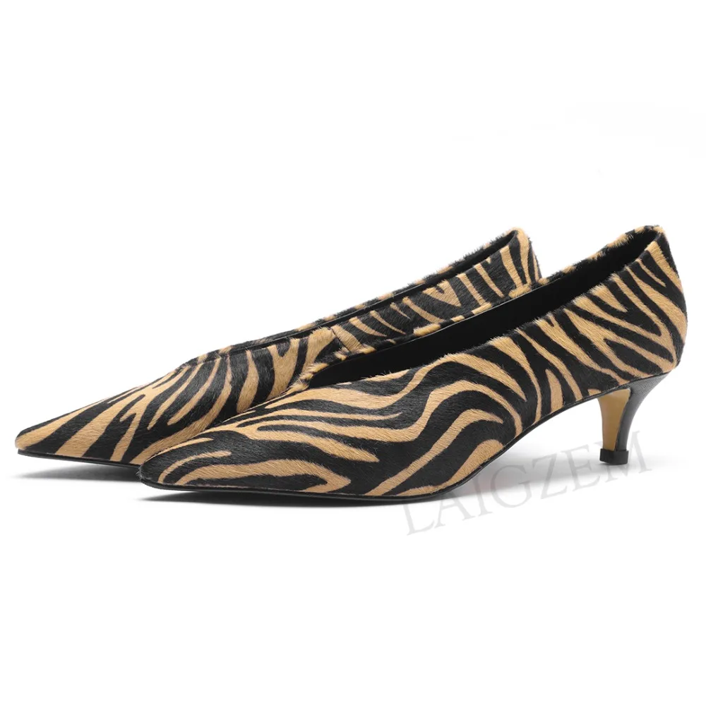 LAIGZEM/пикантные женские Босоножки на каблуке средней высоты с острым носком, с острым носком, из конского волоса, с v-образным вырезом, с рисунком зебры женская обувь, размер 34 39