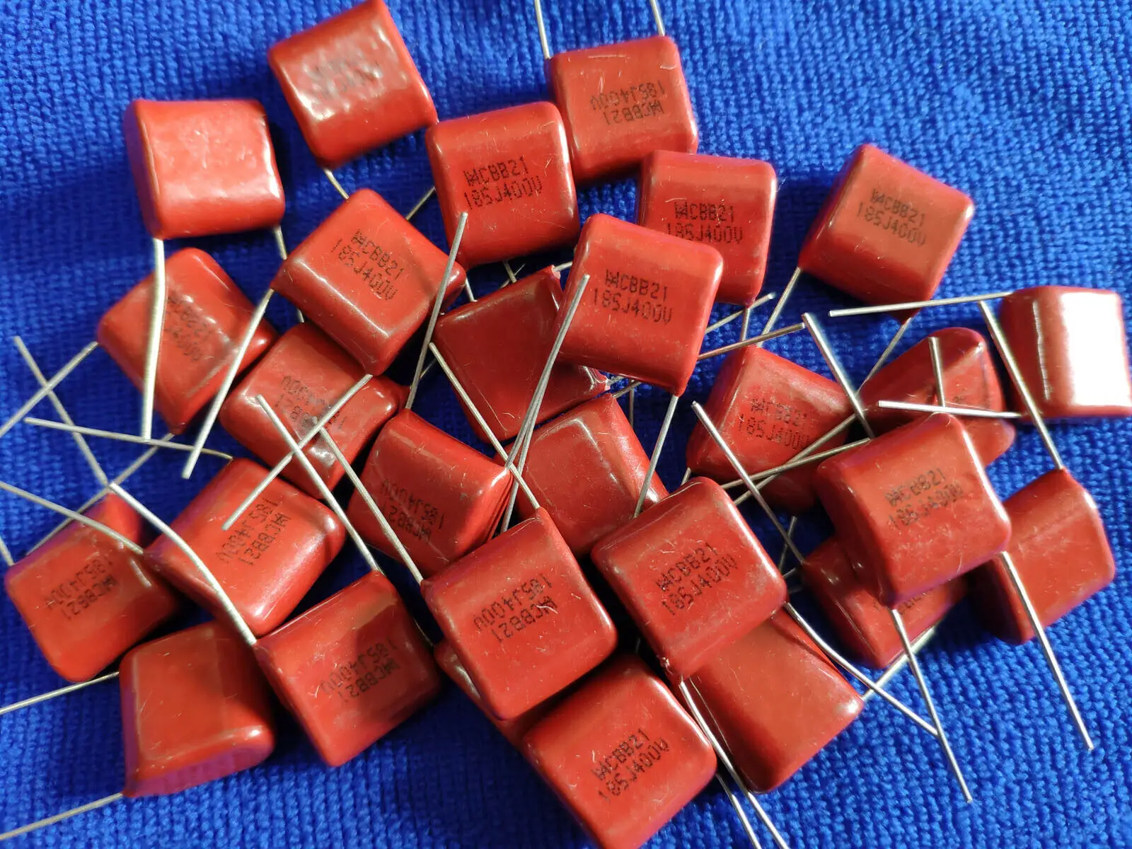 50pcs 185J 400V В американском стиле, имеется на 50/100 шт CBB Металлизированный пленочный конденсатор с алюминиевой крышкой, 104/105/154/185/224/225/274/305/333/334/434/474/475/564/684/ 824J 400V - Цвет: 50pcs 185J 400V