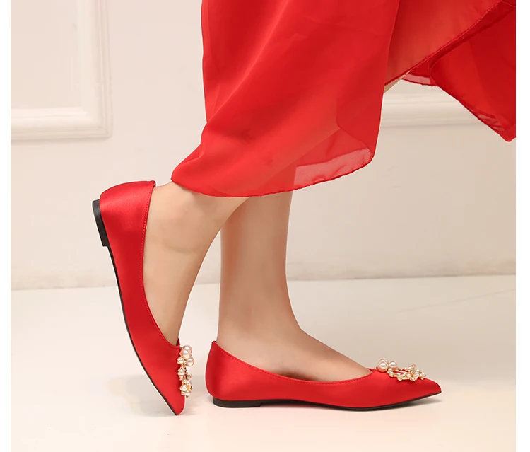 Женская обувь из шелковой ткани на плоской подошве; Модные слипоны с жемчугом ручной работы; женская обувь высокого качества с острым носком; свадебное платье обувь; размеры 34-45