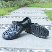 Летние мужские шлепанцы камуфляжной расцветки; пляжная обувь с дырками; уличные дышащие повседневные сандалии; мужские шлепанцы с закрытым носком; Новинка года