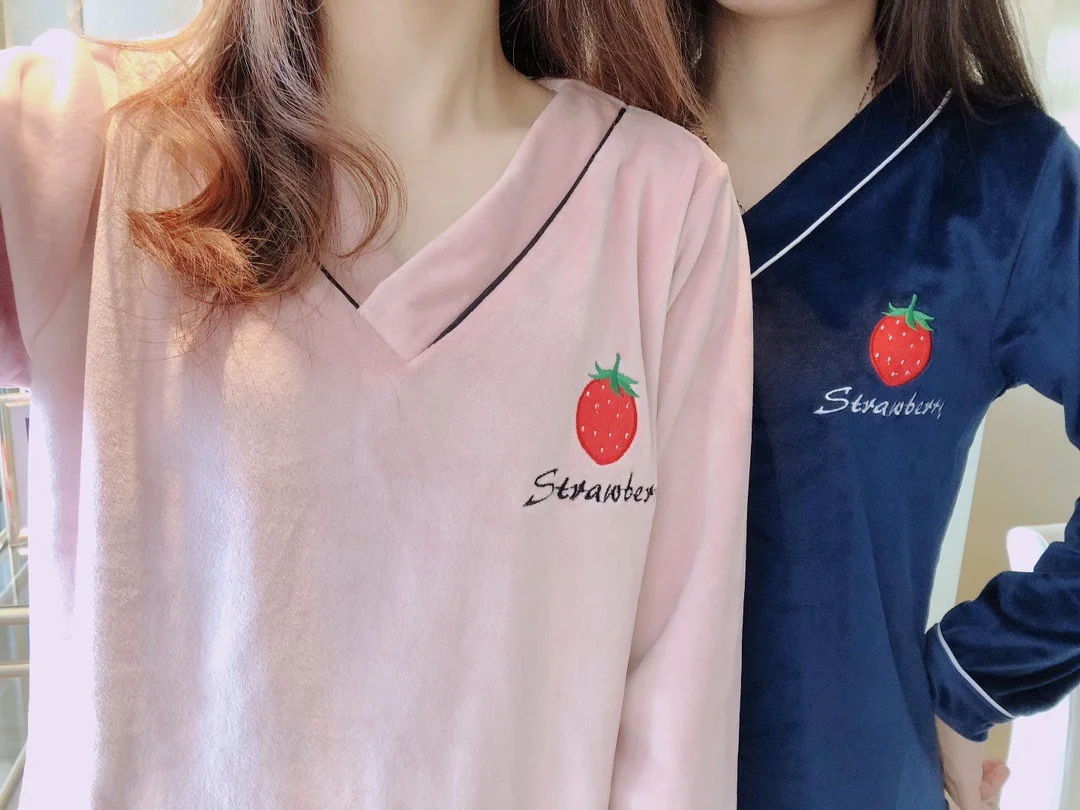 

[HS # Collection] Solid Color Velvet Strawberry Embroidered V-neck Women's Korean-style Long Sleeve Pajamas Tracksuit Two-Piece