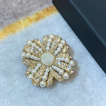 

Fashion Brand Jewelry Vintage Camellia Flower Snowflake CC Brooch Sweater Pearl Channelles Rinestone Crystal Brooches women Gift