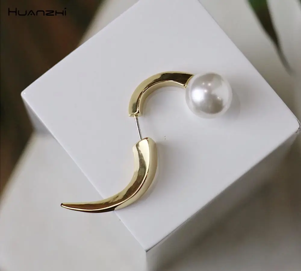 

HUANZHI 2019 New Design Gold Silver Curved Metal Line Sharp ox Horn Geometric Twisted Pearl Earrings for Women Girl Gift Party