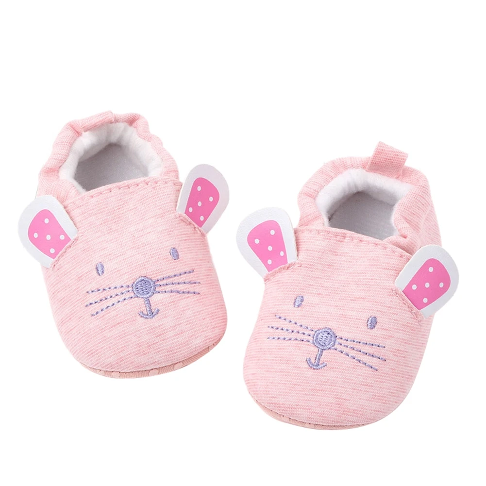 Zapatillas de niños para bebés recién nacidos, calzado de casa de cuna antideslizante de suela suave, botines de invierno abrigados con animales bonitos, color gris/rosa