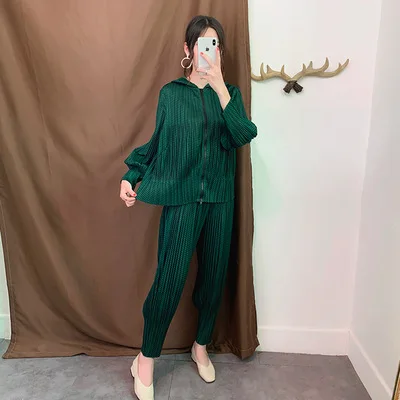 Лидер продаж, костюм Miyake fold, пальто с капюшоном и длинными рукавами на молнии+ штаны в полоску
