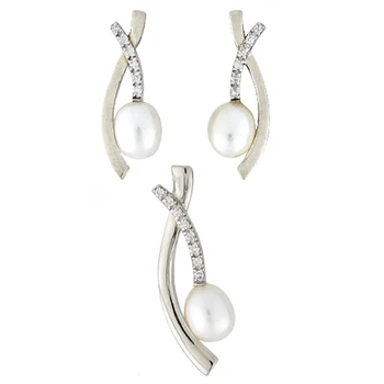 

Set in sterling silver 925mls. With crimping in zircons high quality and cultured pearl in freshwater 8mm.