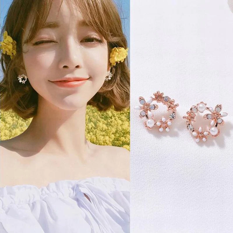 

2019 Korean Fashion Sweet Flower Colorful Twinkle Rhinestone Wreath Stud Earrings For Female Small Cirlce Shell Accessories