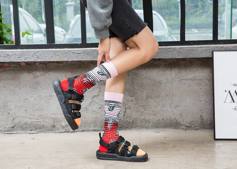 Креативные уличные модные носки для скейтборда, носки в стиле хип-хоп, индивидуальные хлопковые носки для влюбленных пар, носки средней высоты для мужчин и женщин, носки для колледжа