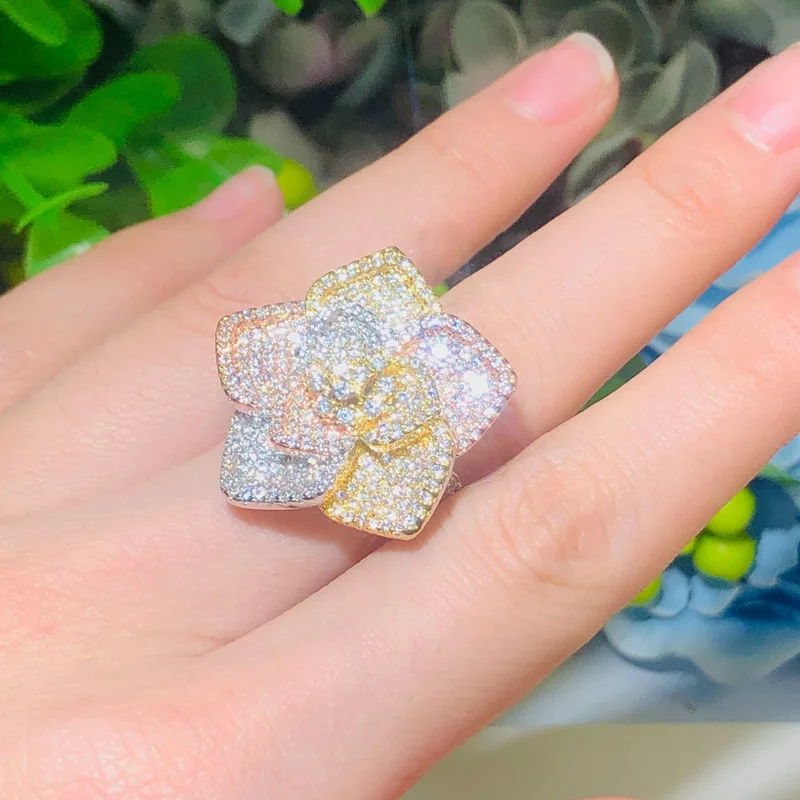 Роскошные трехцветные золотые геометрические обручальные кольца с фианитом