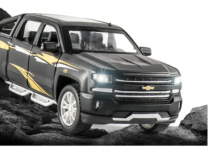 1:32 Масштаб Diecasts SILVERADO V8 Pickup модель автомобиля игрушечные машинки из сплава Авто спиральные с горячей выдвижной задней колеса автомобили игрушки подарки
