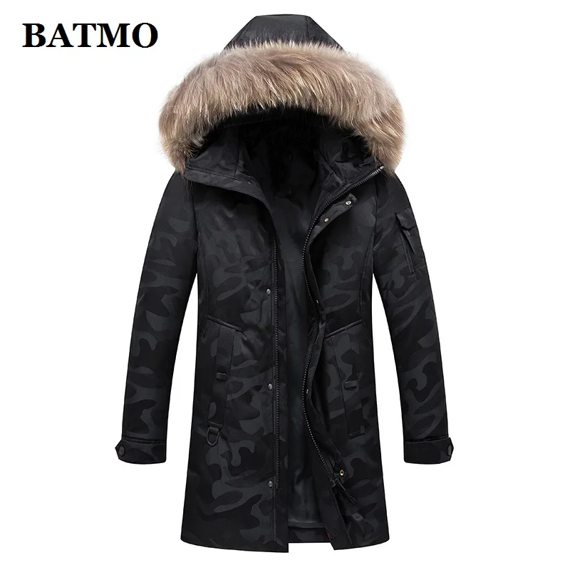 Мужская куртка с капюшоном и воротником из меха енота на белом утином