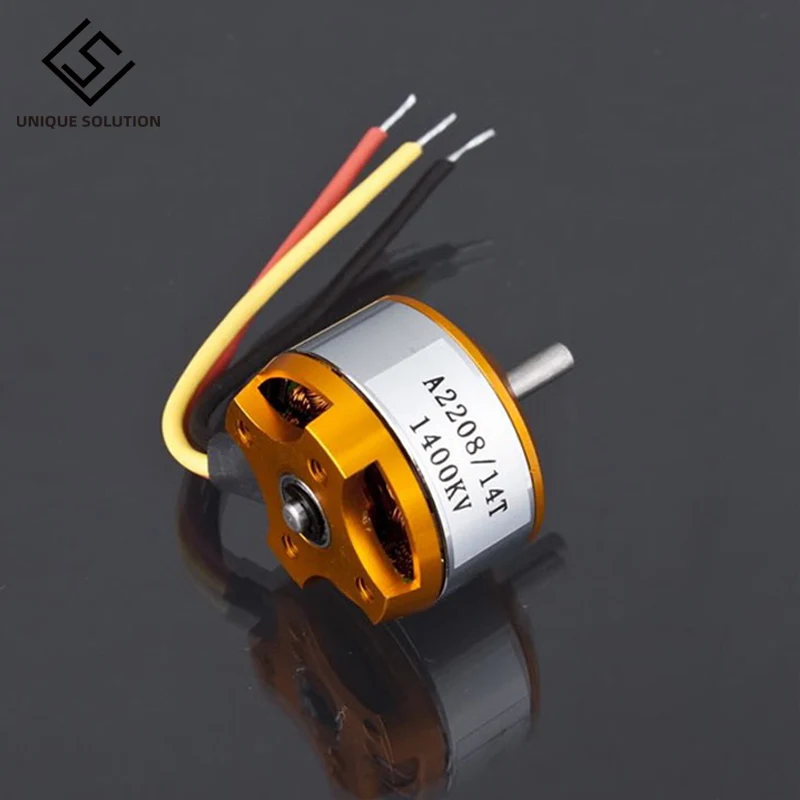 Moteur A2208 1400KV monté sur un bras de quadricoptère, hélices incluses.