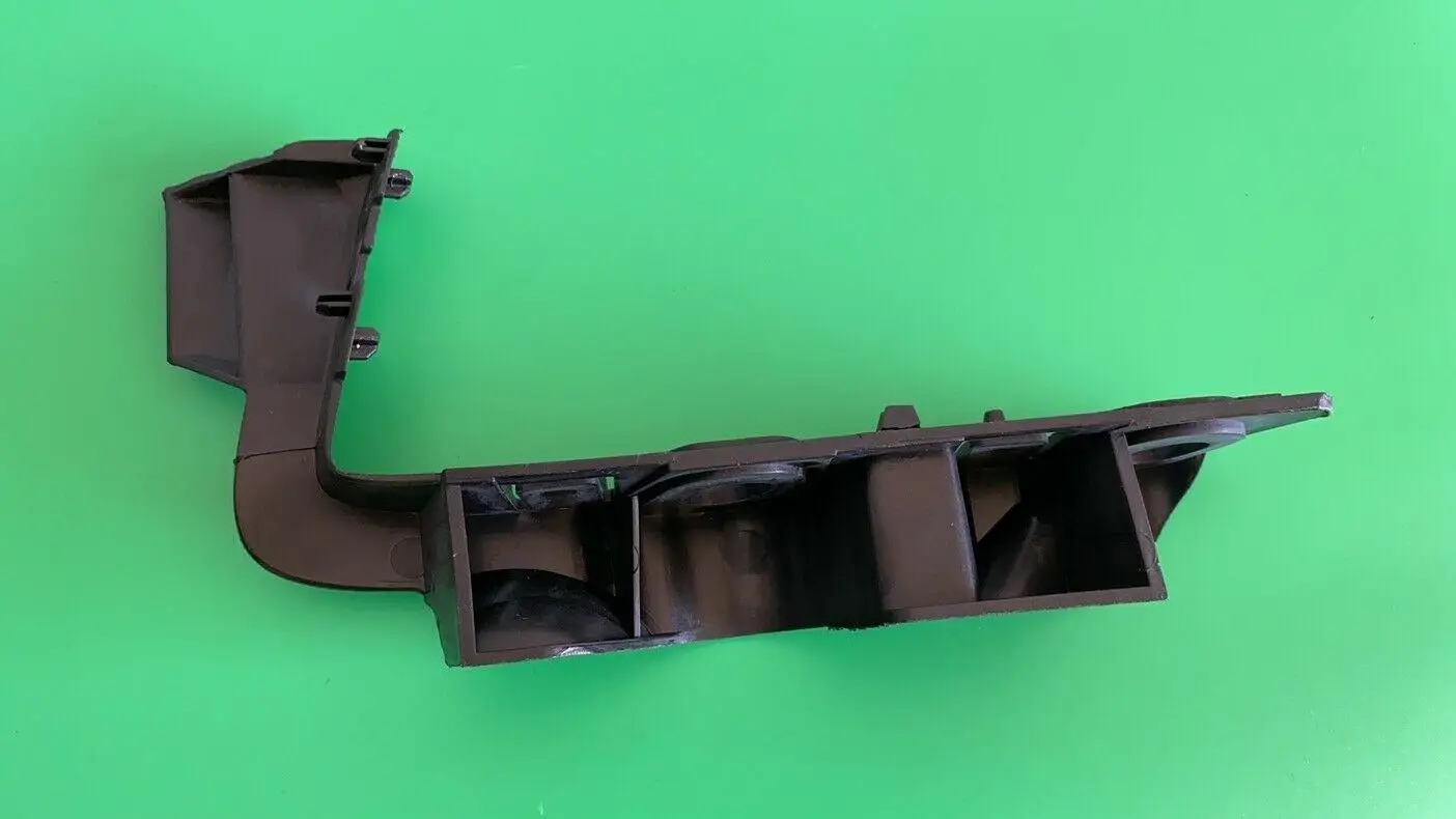 Новый кронштейн направляющей переднего бампера для Audi A4 2016- 8W0807284 правый |