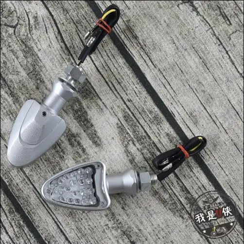 white 2PCS Алюминиевый сплав треугольный Мото Светодиодный для honda suzuki yamaha harley Кафе racer moto указатель поворота металлический классический мотоцикл светодиодный - Цвет: white 2PCS