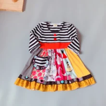 Утолщенное хлопковое платье в черно-белую полоску с короткими рукавами в деревенском стиле