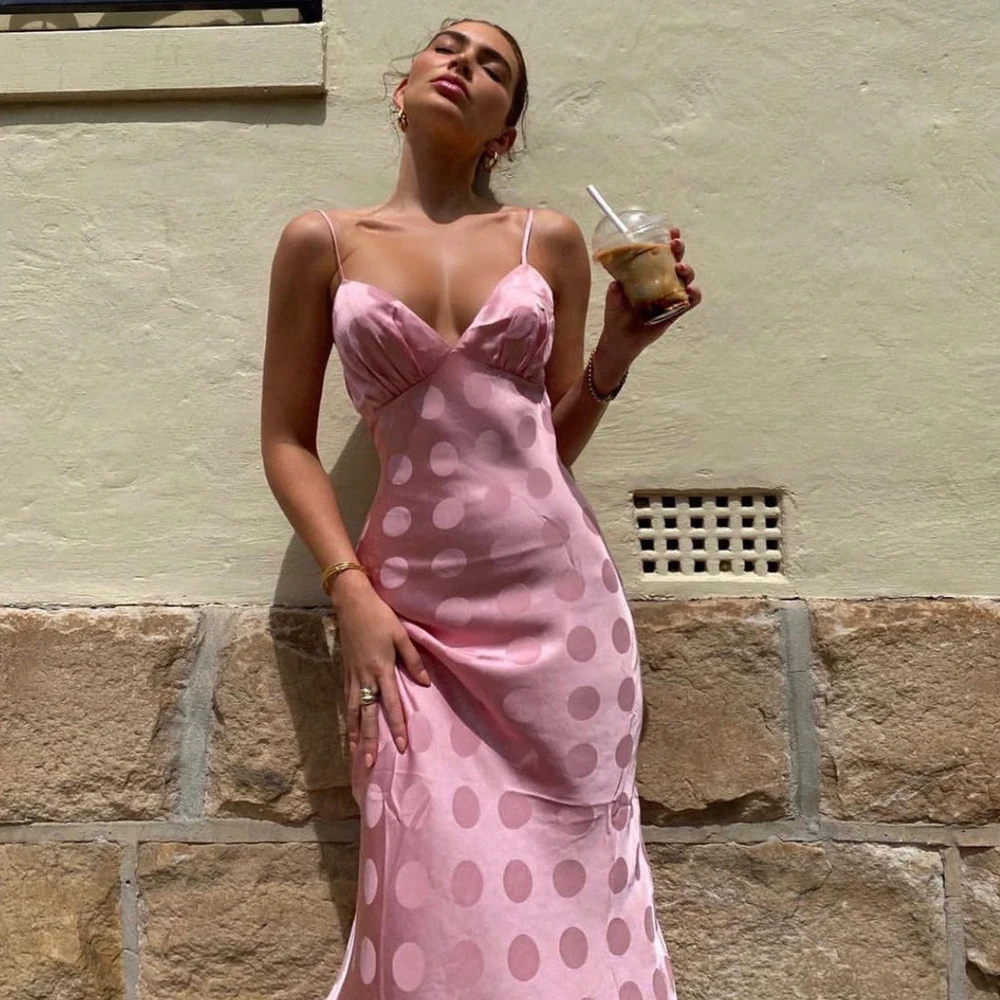 Женские шелковые атласные платья на бретельках розовые облегающие в горошек без