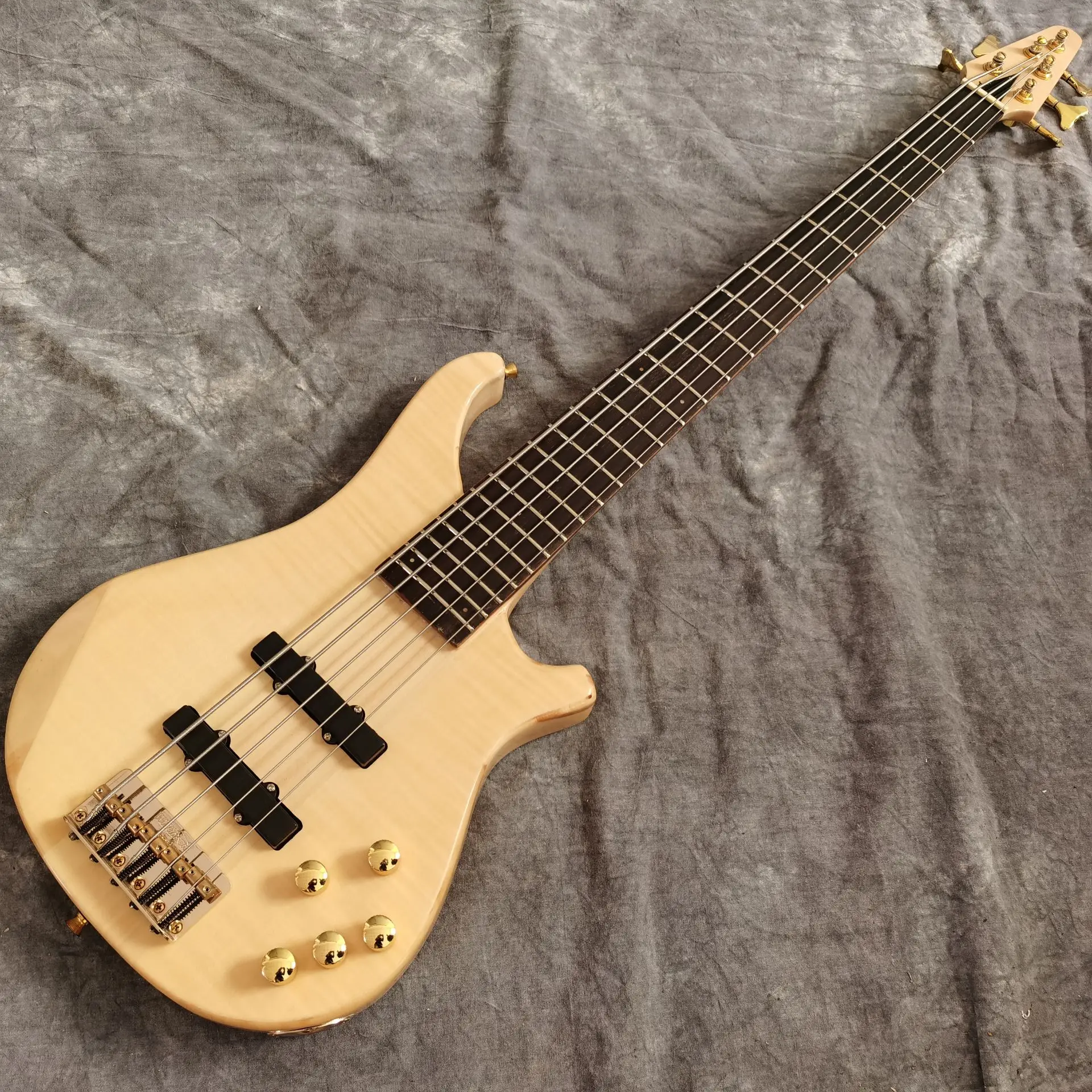 

Custom shop electric bass guitar,handmade 5 stings bass guitarra.tiger flame top.high quality pickups.real photos