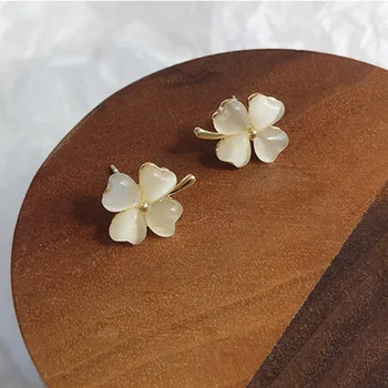 

Cat's Eye Clover Ear Stud Simple Versatile Clover Ear Stud Female South Korea Celebrity Style Small Earrings S925 Needles