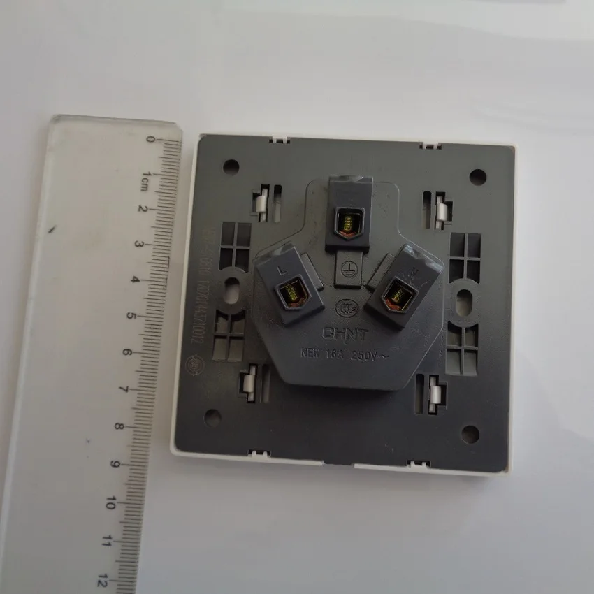 Розетка Chint переключатель три отверстия 16A 250V