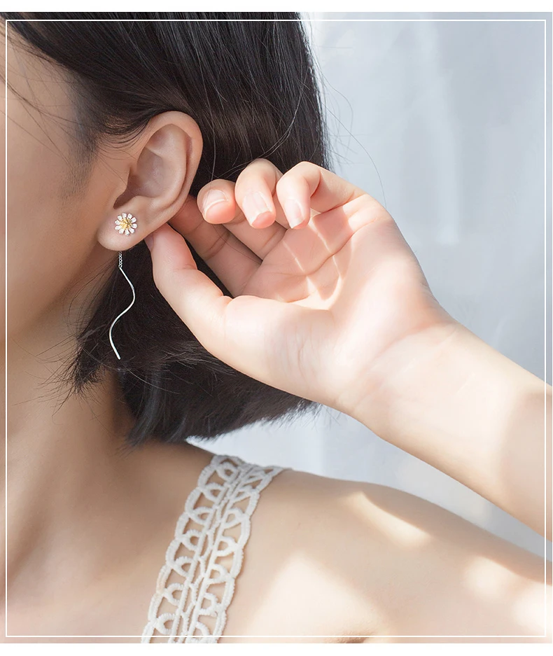 Dainty Daisy Earrings