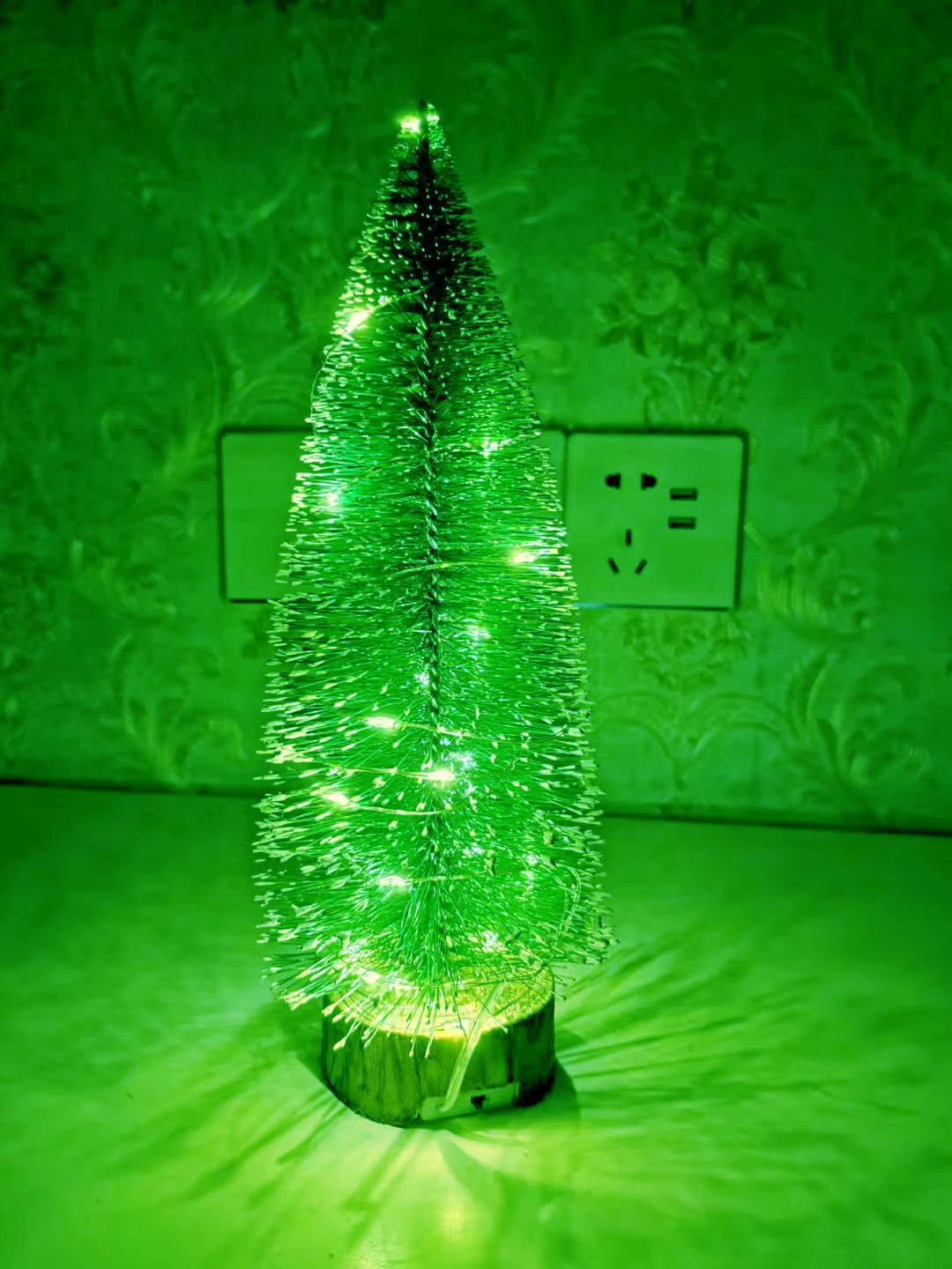 thumbnail image 1 of Mini árbol de Navidad con luz LED, adornos de decoración navideña para Año Nuevo 2024 para el hogar, la habitación, el dormitorio, la decoración de bodas, 1 of 5
