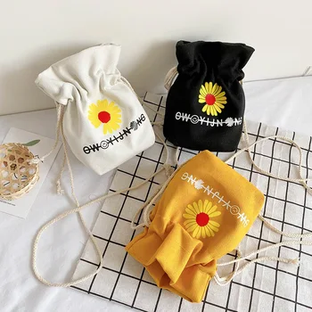 

Net red canvas bag female 2020 new Korean version of the wild shoulder bag small fresh daisy girl messenger bag female