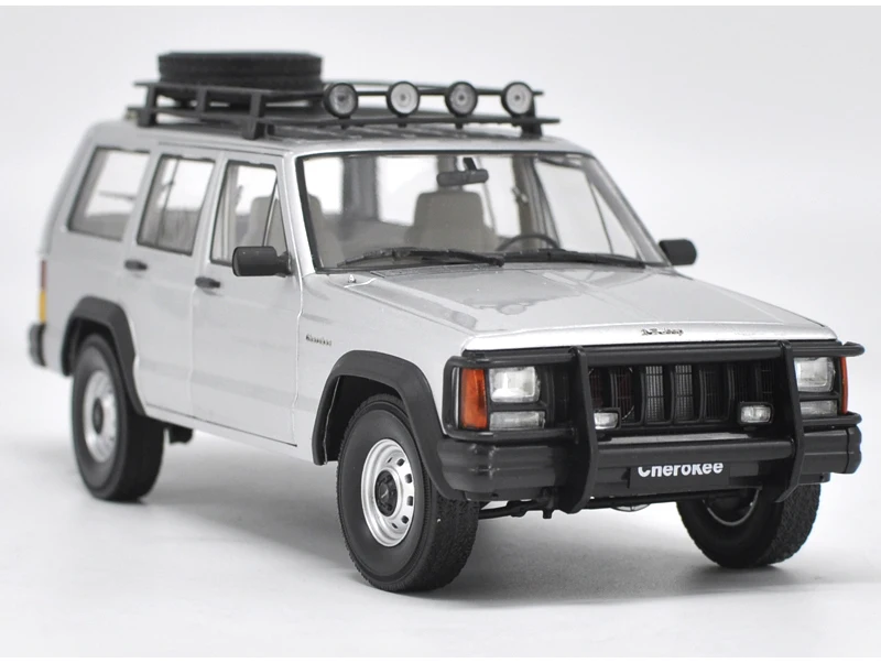Оригинальные, фабричные, по цене производителя, 1:18 Beijing Jeep 2500 Jeep Cherokee металлическая классическая игрушка модели, платья для дня рождения, подарок на год, коллекция - Цвет: Silver