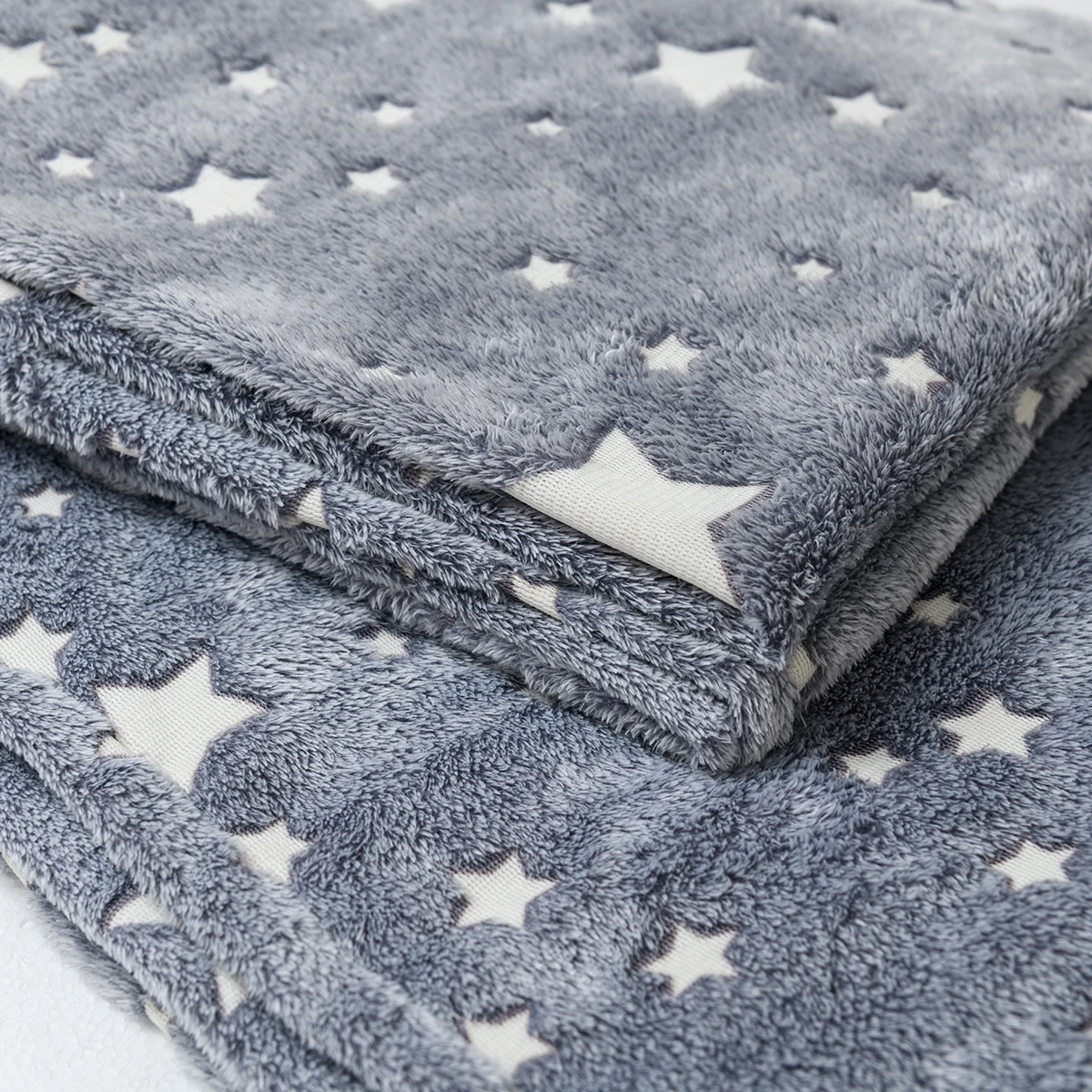 Glow in The Dark Throw Blanket Galaxy Stars Pattern Flannel Fleece Blanket Soft Warm Fuzzy Plush Blanket Kids Christmas Decor