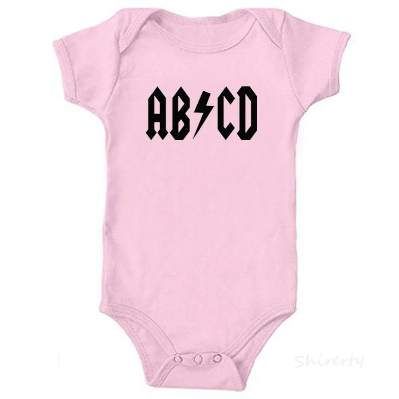 Забавная детская одежда с буквенным принтом ABCD одежда для малышей Rock Acdc хлопковый комбинезон для Новорожденные девочки-мальчики, Экипировка Одежда комбинезон 0-24 м - Цвет: Розовый