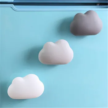 

Cloud suction cup type sterilization and odor removal activated carbon deodorization box