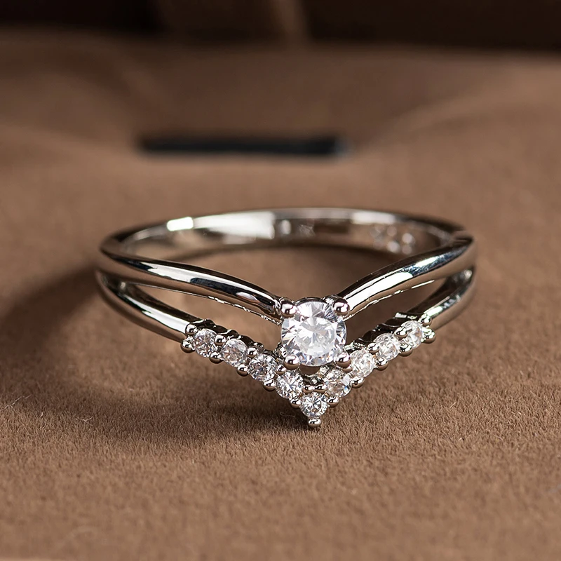 Обручальные классические кольца серебряного цвета с кубическим цирконием для