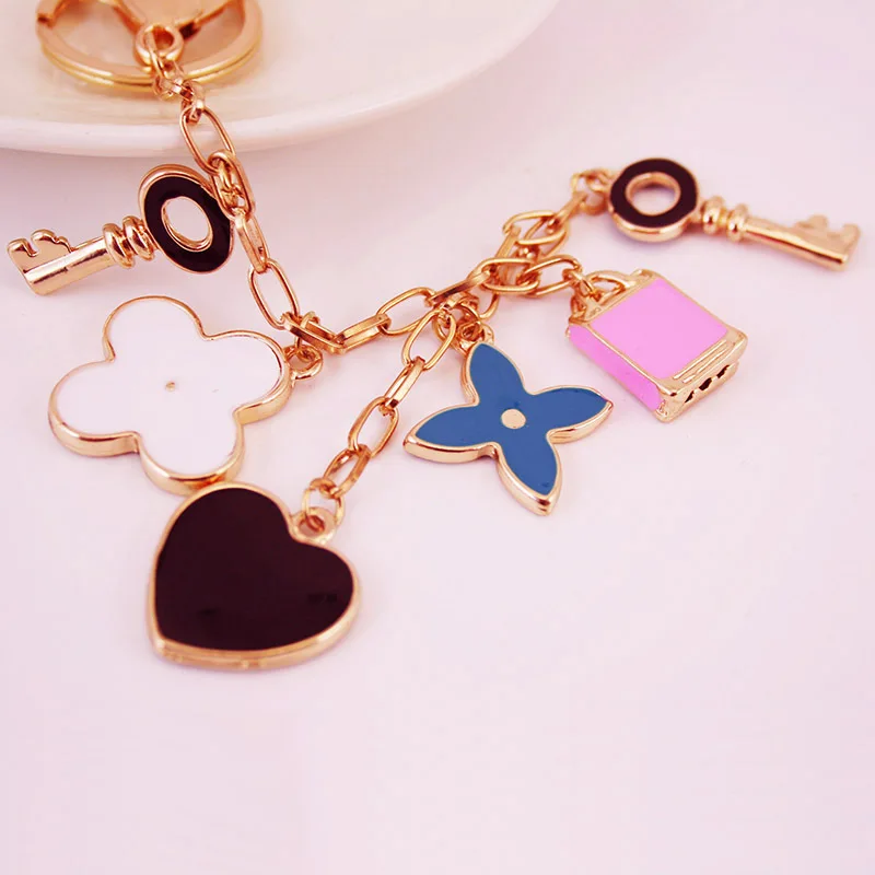 

Good Luck Clover Keychain Fashion Brand Keychain Heart-shaped Metal Key Ring Keychain Women's Bag Car Pendant Charm Gift