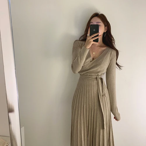 Женское трикотажное платье трапеция длинное однотонное плиссированное с v