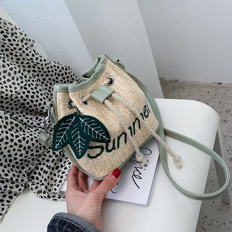 

2019 new Korean version of summer leisure straw single shoulder bag fashion 100 lap slant bucket bag
