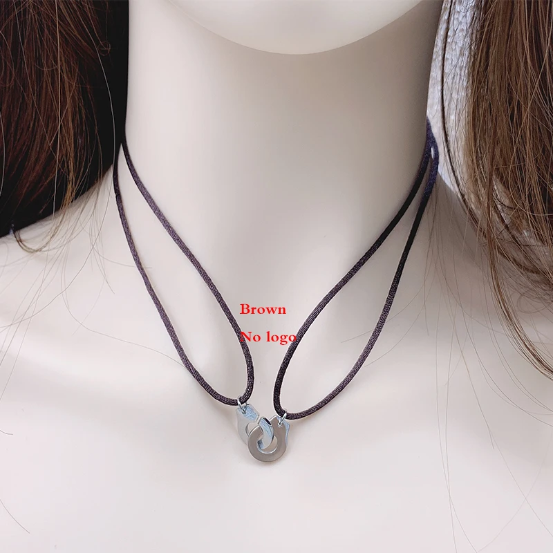 Collier avec Pendentif Menottes, en Acier Inoxydable, Bijou de Haute Qualité avec Corde Réglable, Accessoire de Beauté pour Gomme et Femme, Fait en France