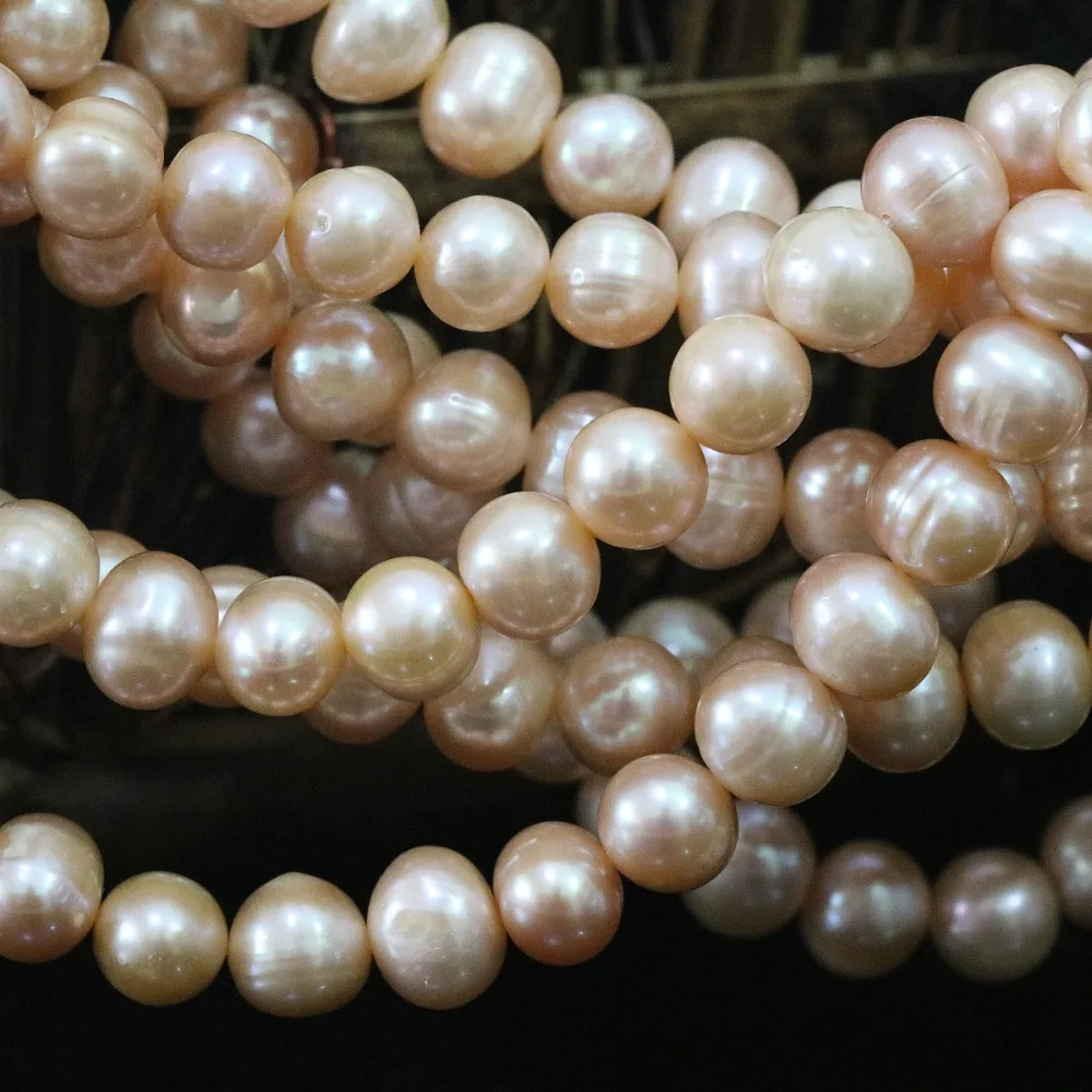 7-9 мм натуральный жемчуг рядом с круглым белым циферблатом и фиолетовое Золото