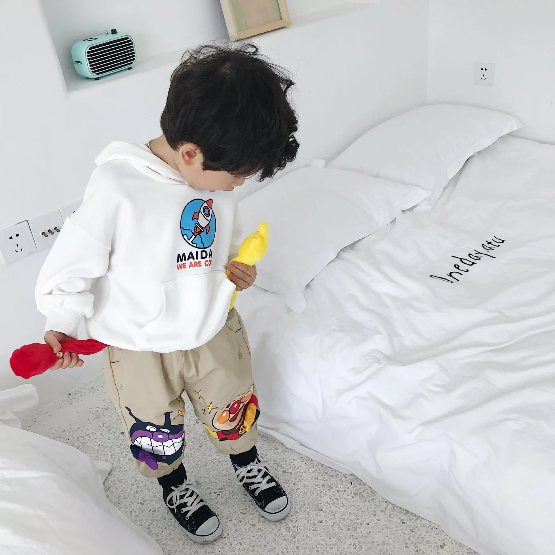 Tonytaobaby/зимнее платье; новая одежда для маленьких мальчиков и девочек; милые повседневные бархатные штаны цвета хаки с героями мультфильмов