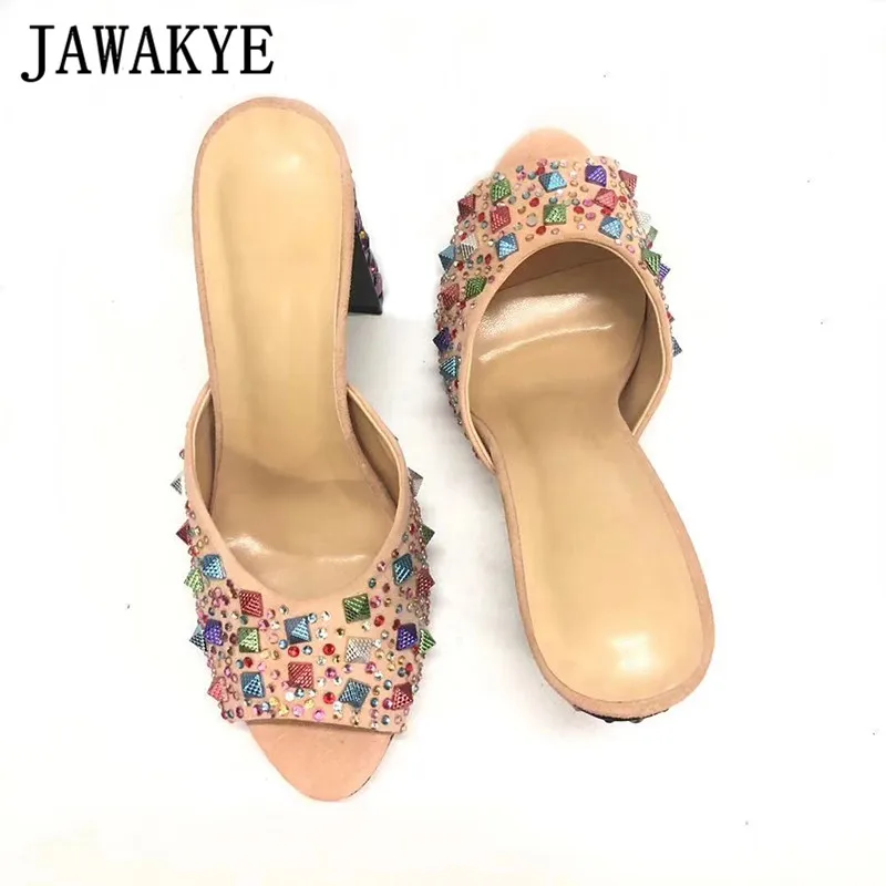 JAWAKYE/шлепанцы на массивном каблуке с открытым носком, стразы; Женские Дизайнерские летние сандалии розового цвета с блестками и заклепками; женская обувь для подиума и вечеринок
