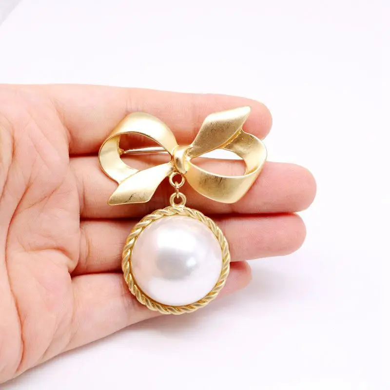 

Free Shipping Sweet Bow Pearl Brooch