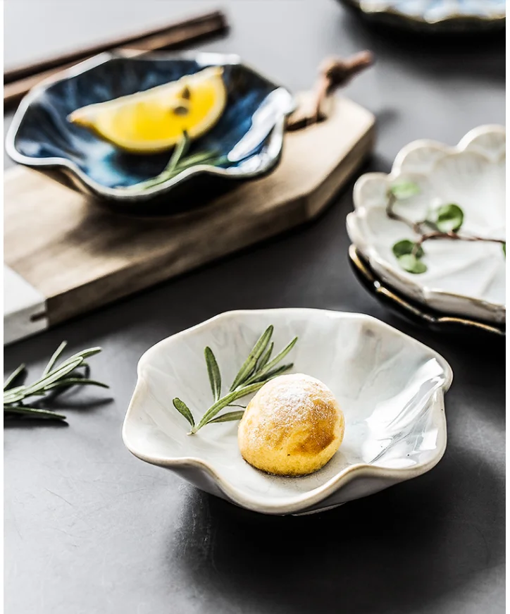 1Pcs Japanese kiln change creative petal ceramic dish soy sauce vinegar mustard dish home kitchen multi-function ceramic plate