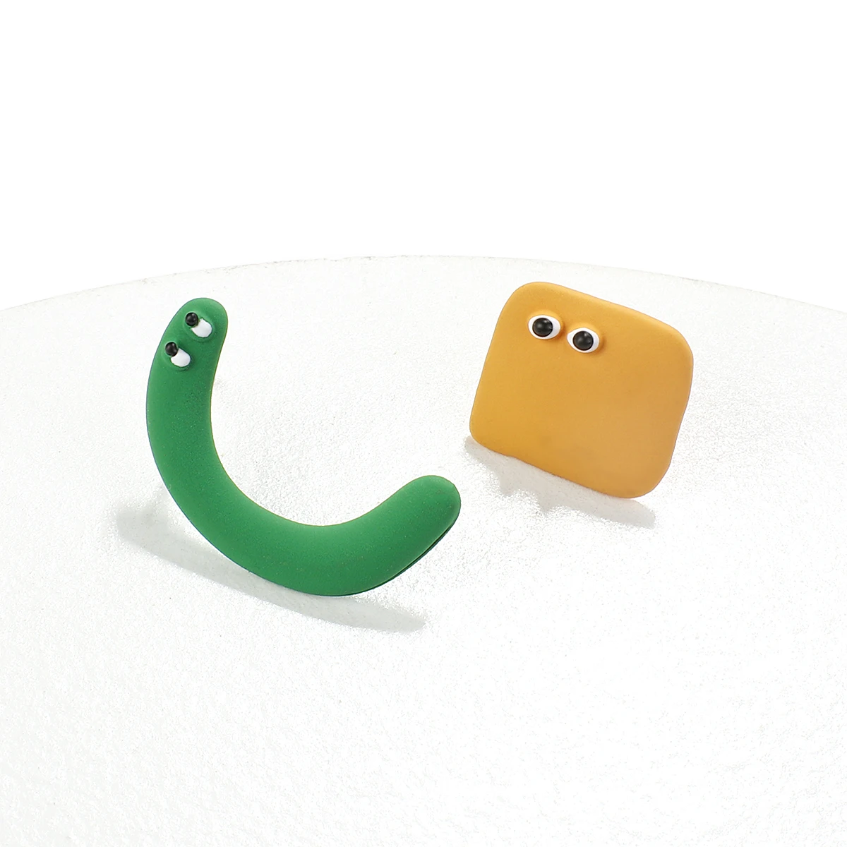 Уникальные забавные зеленые и желтые серьги AMORCOME с асимметричной улыбкой