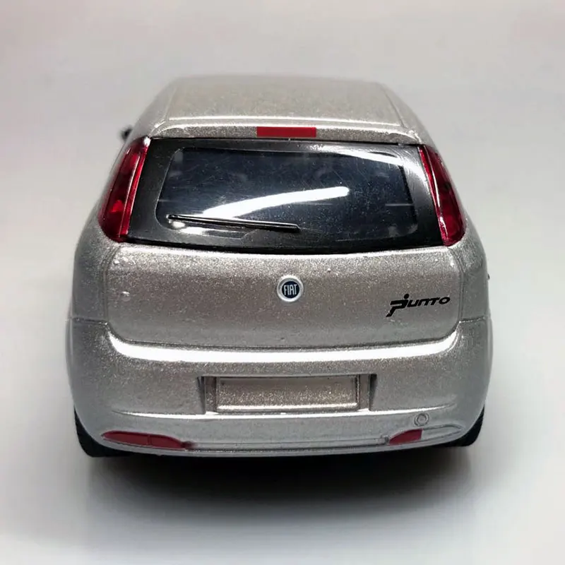 NEWRAY 1/24 масштабная модель автомобиля игрушки FIAT Grande Punto длиной 16,5 см литая под давлением металлическая модель автомобиля игрушка для коллекции, подарка, детей